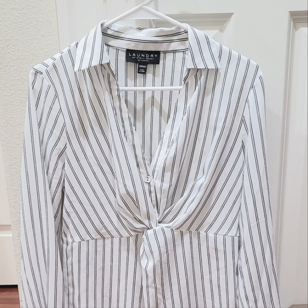 Pinstripe deep-v and split bottom blouse by Laundry - Shelli Segal, size small